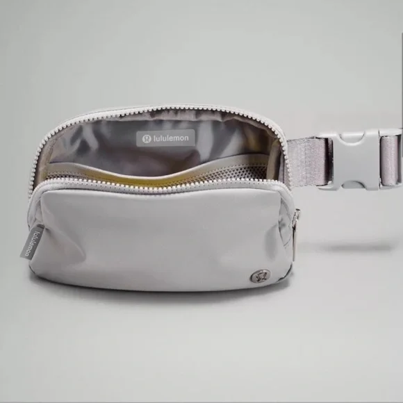 NWT Lululemon Everywhere Belt Bag in Silver Drop Gray - Picture 6 of 10